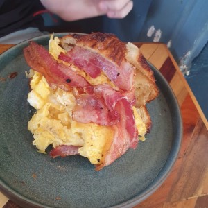 Croissant de bacon, huevo y queso