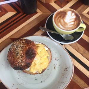 bagel con queso crema y huevo, capuccino