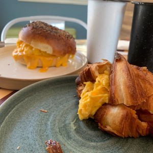 Croissant y Bagel. Con huevo, bacon y queso