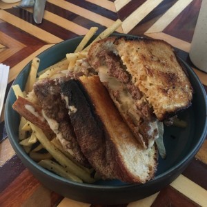 Beef Patty Melt con papas y Romero