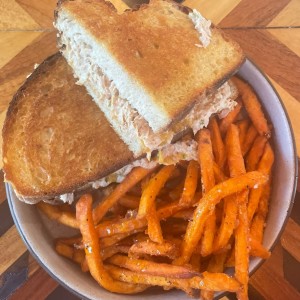 Emparedado de Tuna Melt en pan de Sourdough