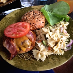 Hamburguesa con tocino y cheddar