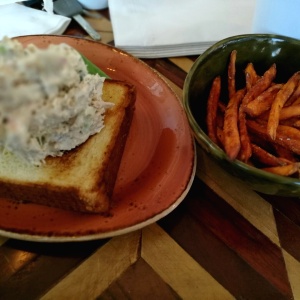 chicken salad y sweet potato fries