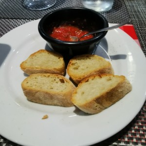 Pan de la casa con pomodoro 