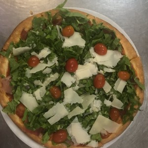 Pizza alla Rucula, jamosn serrano, queso parmesano y tomate chetry