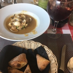 Almejas al ajo y vino; sangria y pan