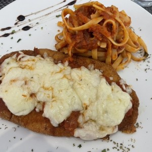 Milanesa de pollo acompalada de fettuccini al pomodoro