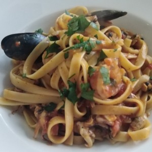 Frutti di Mare con Linguini en salsa roja 