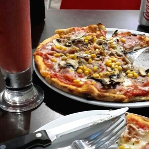 Licuado de fresas natural, pizza Contadina... excelente