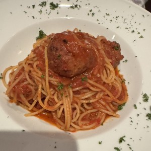Spaghetti con Albóndigas de la Nonna y Pomodoro