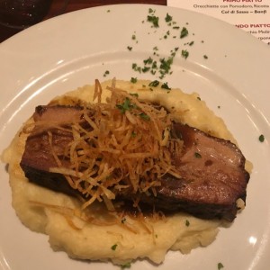 segundo plato cena maridaje: costillas de cerdo sobre pure con queso mascarpone