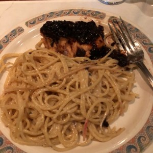 salmon con cebollas acaramelizadas y pasta 