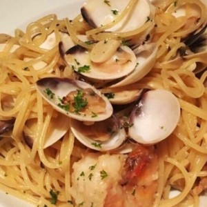 Spaghetti con Almejas y Langostinos al Olio