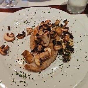 Corvina Corte Especial con Hongos Frescos Salteados