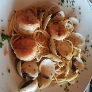 spaghetti con langostinos y almejas al olio.