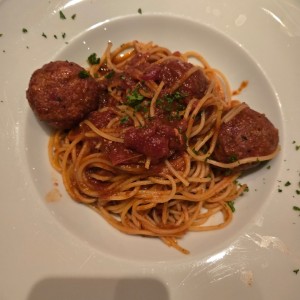 Spaghetti con Albóndigas de la Nonna y Pomodoro