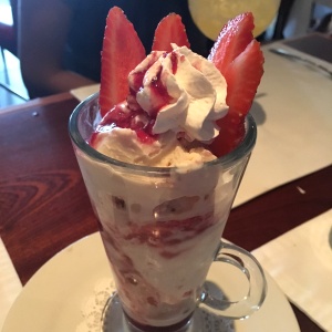 Helado con chocolate blanco y fresas