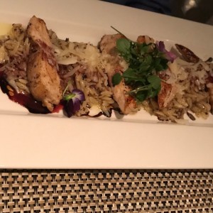 Pechuga de Pollo Asada, Risotto de Orzo con Hongos, Salsa Reducida de Romero