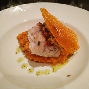 corvina sobre arroz meloso y cristales de achiote