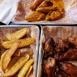 wings con salsas wimpy y honey q y papas wedge