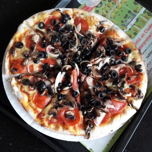 pizza mixta cambiamos pimenton por aceitunas