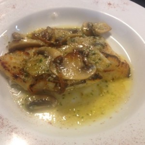 corvina con hongos frescos al ajillo