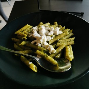 Penne al pesto de feta