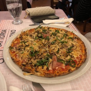 pizza de pollo,albaca y jamon