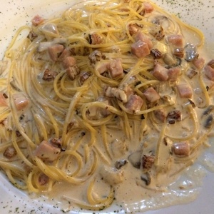 Pasta Boscaiola, crema de leche, jamon, champignones,tocineta y petipois.