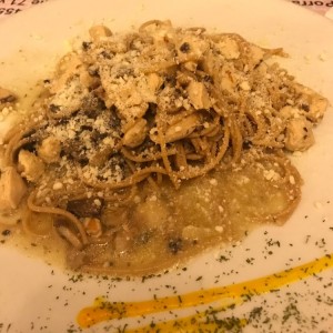 spaguetti integral al olio con pollo y hongos!