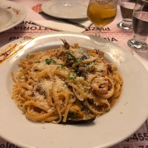 linguini con mariscos en salsa rosada