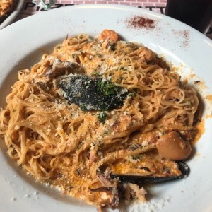 capelini con mariscos en salsa rosada