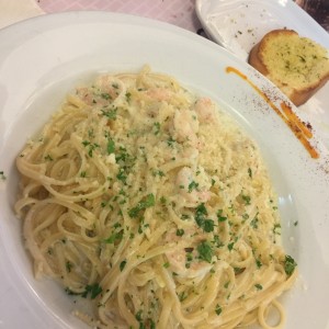 pasta Con camarones en salsa blanca