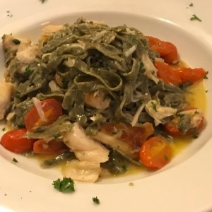 Fettuccini de Espinacas con Corvina y Tomates Cerezas