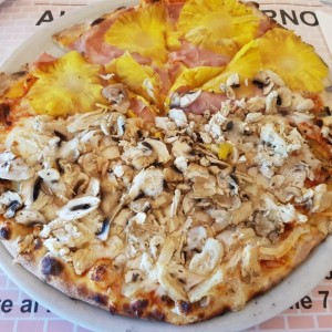 Pizza mitad hawaina, mitad pollo con hongos