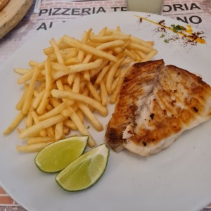 filete de corvina a la plancha con papitas