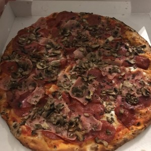 Pizza 4 Estaciones con Pepperoni