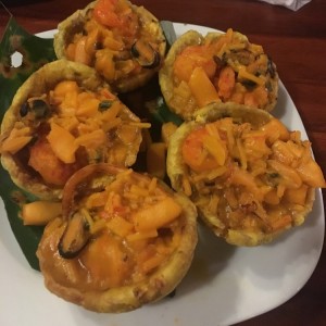 Patacones rellenos de mariscos