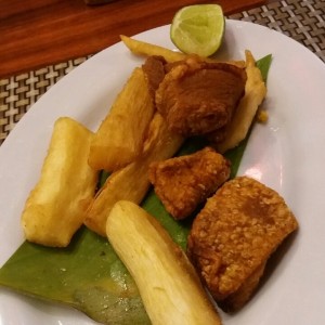 chicharron con yuca frita