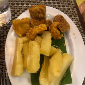 Yucas con Chicharrones