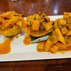 Patacones rellenos de mix de mariscos