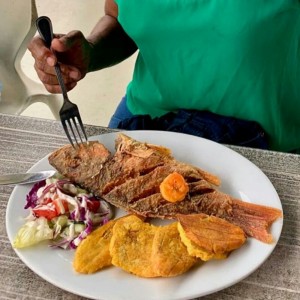  pescado frito con patacones 