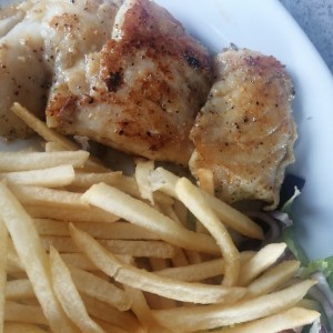 Pescado a la plancha con papas fritas