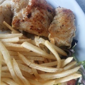 Corvina a la plancha con papas fritas