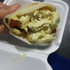 arepa mixta reina con tajadas