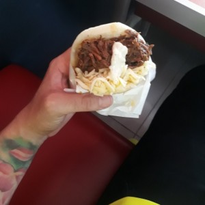 arepa de carne mechada con queso ?