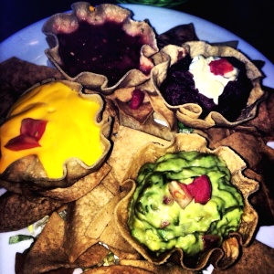 Nachos con guacamole y frijoles