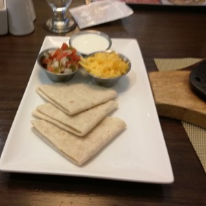 Tortillas suaves con pico de gallo, queso y sour cream.