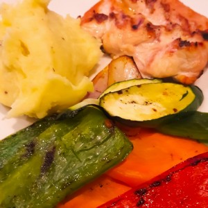 filete de pollo con vegetales y pure