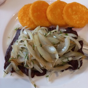 Filete encebollado con tortillas